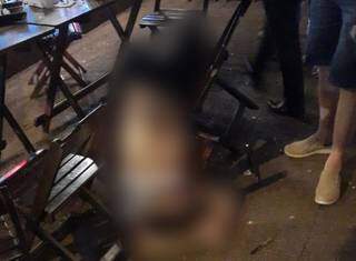 Luis Mateo caiu morto sobre cadeiras, metralhado em choperia na fronteira (Foto: Direto das Ruas)