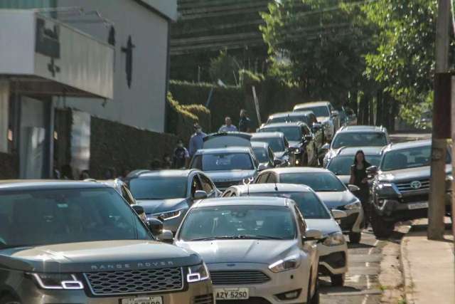 Qual o motivo de fila dupla em frente à escola?