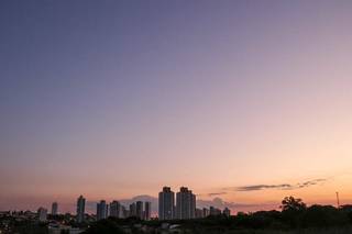 Vista do dia começando no Jardim São Bento, em Campo Grande (Foto: Henrique Kawaminami)