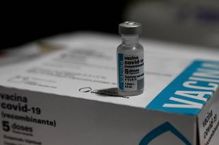 Maior parte do lote é formado por vacina da AstraZeneca, que será empregado apenas na segunda dose. (Foto: Hélia Scheppa/SEI-PE)