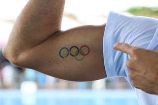 Leonardo de Deus carrega no braço os anéis olímpicos, conforme mostrou para o Campo Grande News em 2019 (Foto: Marcos Maluf)
