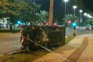 Após o acidente, a caminhonete capotou e parou tombada. (Foto: Direto das Ruas | Arquivo)