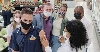 Funcionário de supermercado sendo vacinado, em Sidrolândia. (Foto: Região News)