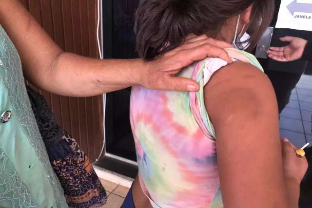 Jovem &eacute; preso depois de espancar irm&atilde; de 8 anos em briga por controle remoto
