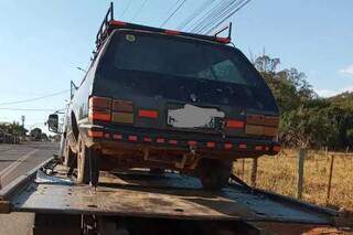 Ford Belina foi guinchada e recolhida para Detran (Foto: Divulgação/GCM)