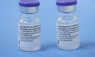 Ampola de vacina contra a covid-19, de patente da Pfizer, que chega nesta quarta-feira a MS (Foto: Reprodução/Denis Balibouse/Reuters)