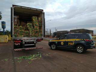Caminhão baú onde a carga estava sendo transportada. (Foto: PRF)