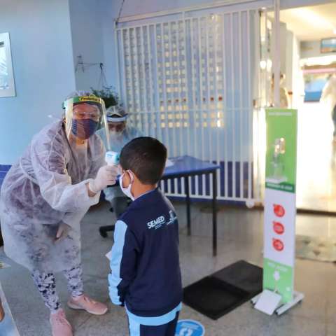 Volta &agrave;s aulas coincide com onda de frio e crian&ccedil;as tendem a ficar mais doentes