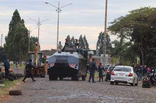Pol&iacute;cia usa retroescavadeira e blindado para derrubar favela na fronteira