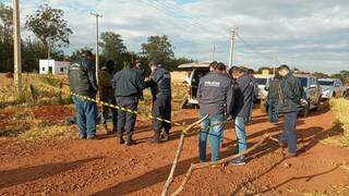 Policiais paraguaios no local onde corpo de adolescente foi encontrado (Foto: Marciano Candia)