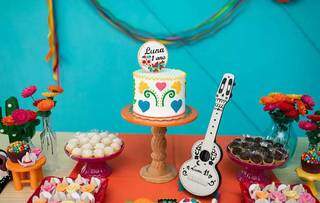 Decoração da festa tinha violinha, bolo personalizado e doces. (Foto: Mariana Jordão)