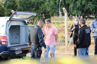 Rafael (camisa rosa) preso após o atropelamento, no dia 15 de maio, em Campo Grande (Foto/Arquivo: Kisie Ainoá)