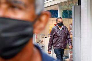 De máscara para evitar infecção pelo coronavírus, pessoas caminham pelas ruas de Campo Grande (Foto: Marcos Maluf/Arquivo)