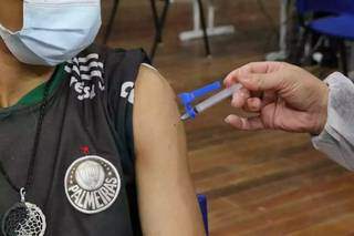 Jovem recebe vacina contra covid; somente imunizante da Pfizer pode ser aplicado em menores de 18 anos (Foto: Kísie Ainoã/Arquivo)