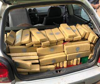 Porta-malas de carro de passeio abarrotado de drogas; dois foram presos (Foto: Divulgação/PCMS)