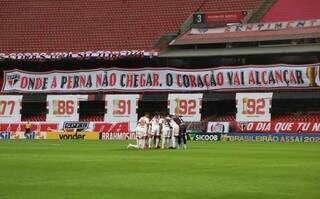 Jogadores do São Paulo reunidos em campo antes de jogo no Morumbi (Foto: Divulgação)