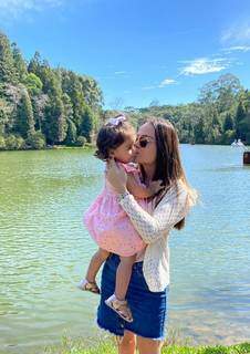 Yasmin Rosa beijando a filha Helena de 2 anos. (Foto: Arquivo pessoal)