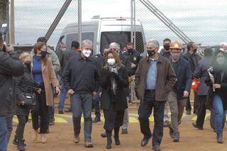 Comitiva do ministro chega para reativação de usina. (Foto9: Marcos Maluf)