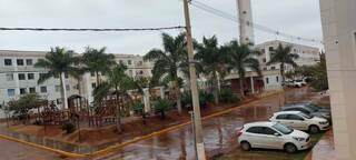 Estacionamento molhado e céu fechado na região do Pioneiros, sul da Capital (Foto: Direto das Ruas)