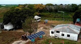 Placas solares instaladas casa a casa no Pantanal. (Foto: Chico Ribeiro - Governo de MS)
