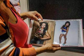 Mãe mostra fotos de Carla, a jovem que foi vítima de crime brutal. (Foto: Silas Lima/Arquivo)