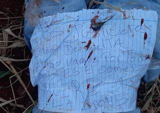 Bilhete assinado por “justiceiros da fronteira” deixado sobre corpo de adolescente (Foto: Direto das Ruas)