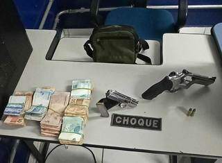 Armas e dinheiro apreendido pelos policiais (Foto: Divulgação)