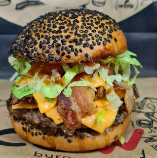 Lanche do Cow Burger que está disponível no delivery até 4h da manhã. (Foto: Reprodução Redes Sociais)
