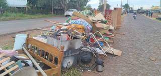 Polícia usa retroescavadeira e blindado para derrubar favela na fronteira Polícia usa retroescavadeira e blindado para derrubar favela na fronteira