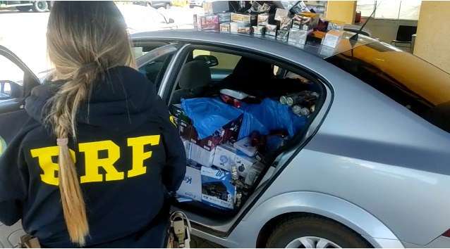 Carro &eacute; apreendido com 300 celulares e diversas outras mercadorias estrangeiras