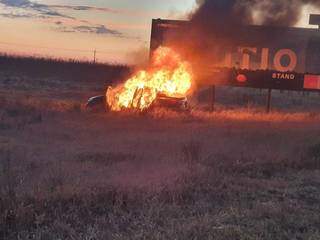 Toyota Corolla preto usado em sequestro é consumido por chamas (Foto: Divulgação)