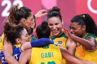 Jogadoras brasileiras comemoram ponto marcado sobre o Japão (Foto: COB)