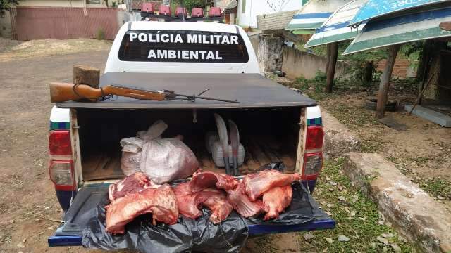 Ca&ccedil;adores s&atilde;o pegos com 42 Kg de animal silvestre e multados em R$ 21 mil