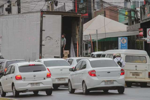No Centro, caminh&otilde;es de carga travam o tr&acirc;nsito, reclamam motoristas