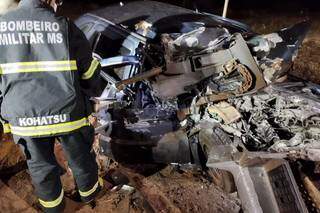 Carro ficou com a frente destruída após acidente em BR (Foto: Divulgação/CBMMS)