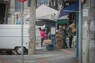 Além de afetar o trânsito, descarga de mercadorias também atrapalha pedestres. (Foto: Marcos Maluf)