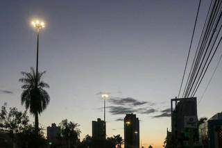 Céu das primeiras horas do dia visto da Avenida Afonso Pena em Campo Grande (Foto: Henrique Kawaminami)