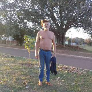 José Genaro Ferreira Costa sem camisa no meio da rua, em Piraputanga. (Foto: Arquivo pessoal)