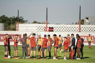 Jogadores do Flamengo reunidos em campo durante treino (Foto: Divulgação)