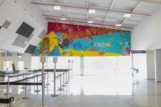Painel dá identidade de MS ao Aeroporto de Campo Grande. (Foto: Marcos Maluf)