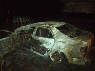 Carro ficou destruído; corpo de sequestrado estava a 300 metros do veículo (Foto: Divulgação)
