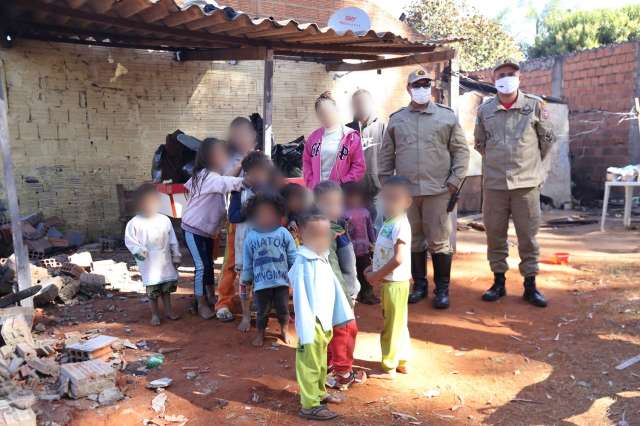 Em fog&atilde;o que resistiu a inc&ecirc;ndio, doa&ccedil;&atilde;o garante almo&ccedil;o &agrave; fam&iacute;lia de 12 filhos 