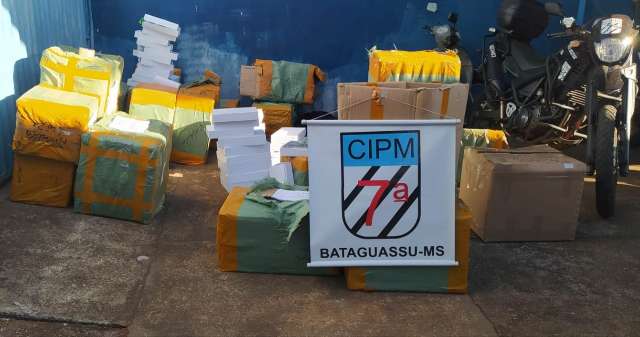 Ao tentar apagar inc&ecirc;ndio em carro, PM descobre carga de contrabando no ve&iacute;culo 