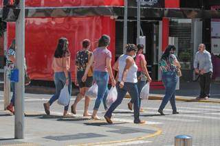 Movimentação de pedestres no Centro da Capital. (Foto: Marcos Maluf)