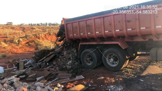 Caminhoneiro &eacute; flagrado descartando lixo &agrave; margem de rodovia na Capital