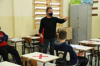 Prefeito visitou escola e aproveitou para testar os conhecimentos dos alunos (Foto: Kisie Ainoã)