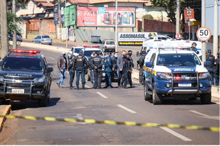 Várias viaturas e polícias estão no local acompanhando perícia que interditou o trânsito de uma das principais vias da Capital (Foto Henrique Kawaminami)