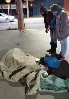 Assistência Social oferece levar pessoas para abrigos e quem rejeita, recebe cobertores. (Foto: Divulgação)
