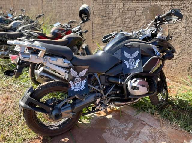 Com mandado de pris&atilde;o em aberto, jovem &eacute; preso ap&oacute;s roubar moto de R$ 50 mil