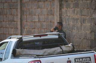 O policial penal Jonildo Domingos da Silva no local do disparo de arma de fogo que atingiu carro de PM (Foto: Henrique Kawaminami)